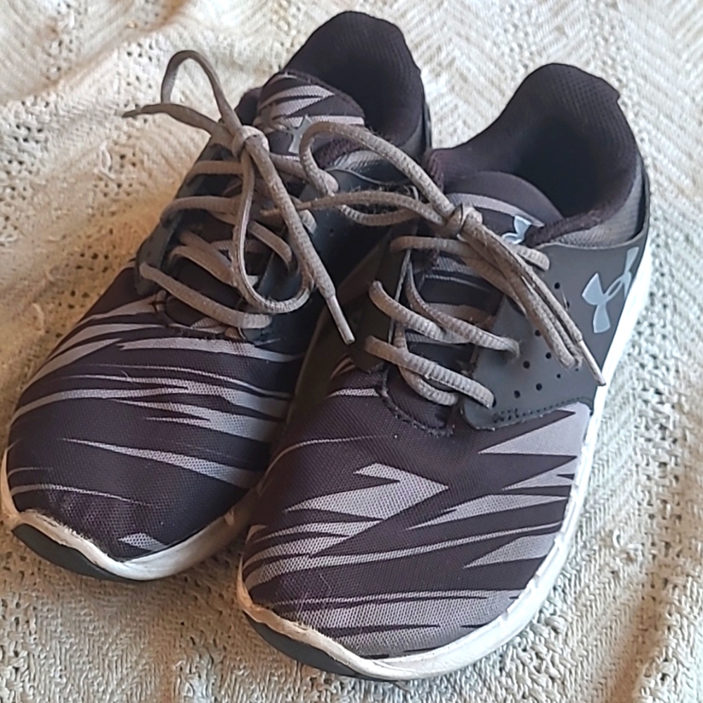 Girls Under Armour camo lace up shoes